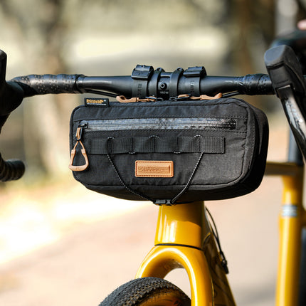Rhinowalk Nomad 2.5L bicycle handlebar bag lifestyle view 27