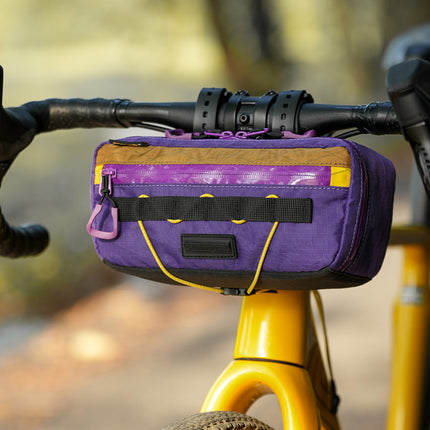 Rhinowalk Nomad 2.5L bicycle handlebar bag lifestyle view 29