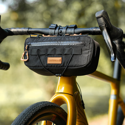 Rhinowalk Nomad 2.5L bicycle handlebar bag lifestyle view 31