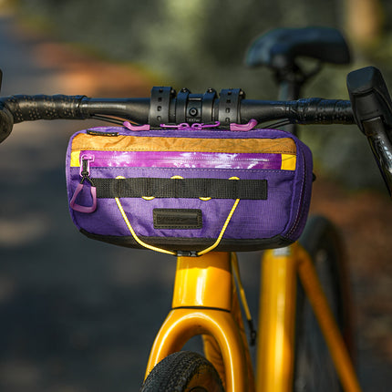 Rhinowalk Nomad 2.5L bicycle handlebar bag lifestyle view 33