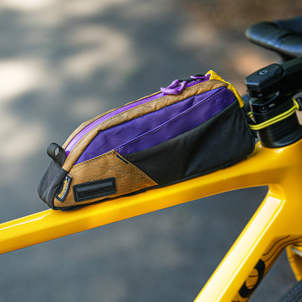 Rhinowalk Nomad 0.9L slim bicycle top tube bag lifestyle view 37